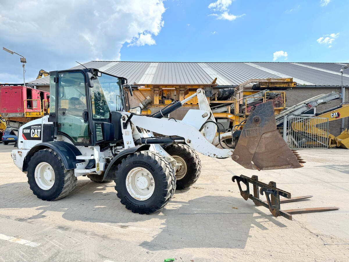 Caterpillar 908M FORKS + BUCKET - Image 2